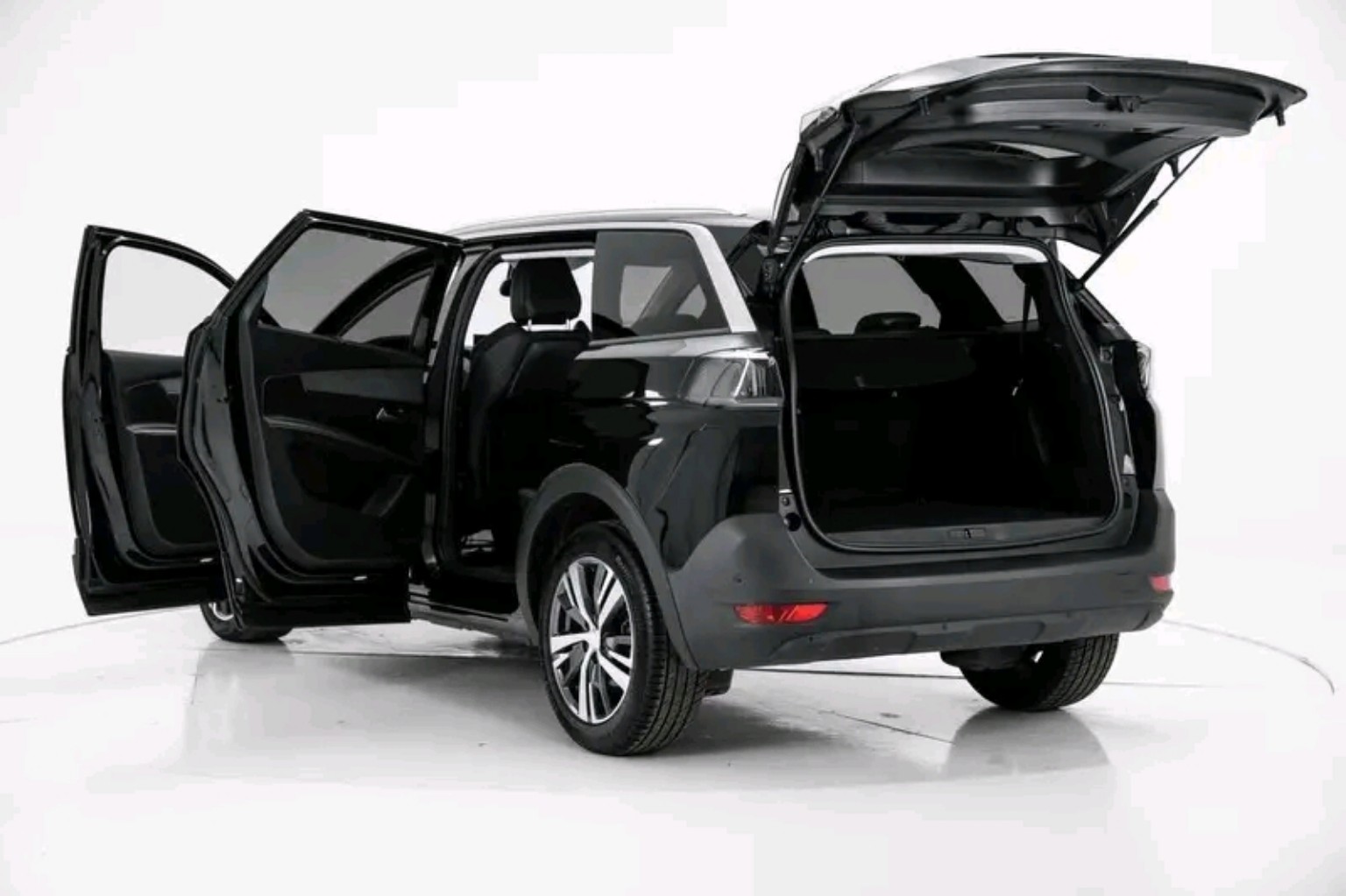 Peugeot 5008 cinzento — vista traseira e interior